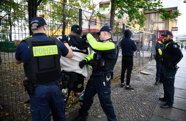 10 October 2025, Berlin: Police officers from the Berlin police's hotspot and presence unit (BPE) check suspected drug dealers at Kottbusser Tor in Kreuzberg. Photo: Bernd von Jutrczenka/dpa