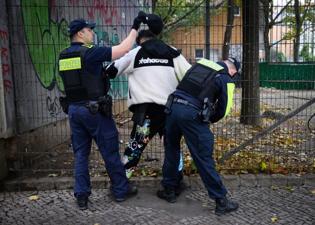 10 October 2025, Berlin: Police officers from the Berlin police's hotspot and presence unit (BPE) check suspected drug dealers at Kottbusser Tor in Kreuzberg. Photo: Bernd von Jutrczenka/dpa
