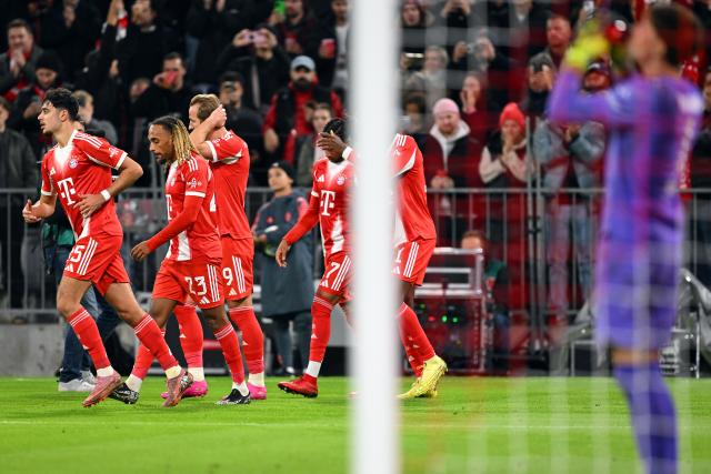18 October 2025, Bavaria, Munich: Bayern Munich's Harry Kane (3rd L) celebrates scoring his side's first goal with teammates during the German Bundesliga soccer match between Bayern Munich and Borussia Dortmund at Allianz Arena. Photo: Sven Hoppe/dpa - IMPORTANT NOTICE: DFL and DFB regulations prohibit any use of photographs as image sequences and/or quasi-video.