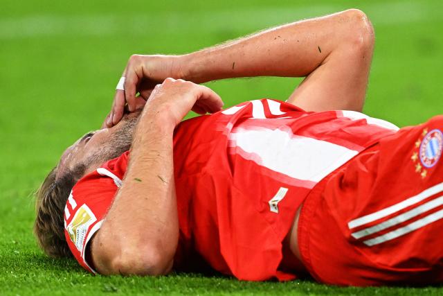 18 October 2025, Bavaria, Munich: Bayern Munich's Harry Kane lies on the pitch injured during the German Bundesliga soccer match between Bayern Munich and Borussia Dortmund at Allianz Arena. Photo: Sven Hoppe/dpa - IMPORTANT NOTICE: DFL and DFB regulations prohibit any use of photographs as image sequences and/or quasi-video.