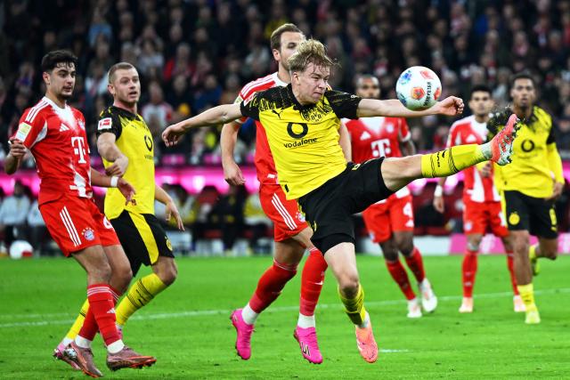 18 October 2025, Bavaria, Munich: Borussia Dortmund's Daniel Svensson in action during the German Bundesliga soccer match between Bayern Munich and Borussia Dortmund at Allianz Arena. Photo: Sven Hoppe/dpa - IMPORTANT NOTICE: DFL and DFB regulations prohibit any use of photographs as image sequences and/or quasi-video.