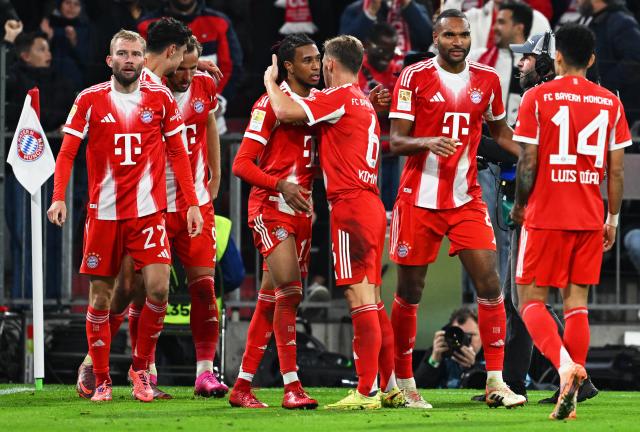 18 October 2025, Bavaria, Munich: Bayern Munich's Michael Olise (4th L) celebrates scoring his side's second goal with teammates during the German Bundesliga soccer match between Bayern Munich and Borussia Dortmund at Allianz Arena. Photo: Sven Hoppe/dpa - IMPORTANT NOTICE: DFL and DFB regulations prohibit any use of photographs as image sequences and/or quasi-video.