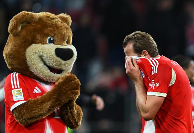 18 October 2025, Bavaria, Munich: Bayern Munich's Harry Kane (R) reacts next to Munich's mascot Berni after the German Bundesliga soccer match between Bayern Munich and Borussia Dortmund at Allianz Arena. Photo: Sven Hoppe/dpa - IMPORTANT NOTICE: DFL and DFB regulations prohibit any use of photographs as image sequences and/or quasi-video.