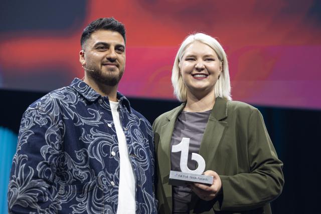 17 October 2025, Hesse, Frankfurt/Main: Booktok influencer Nathalie Broeske, winner of the "Creator of the Year" category, stands on stage with juror Tahsim Durgun during the TikTok Book Awards ceremony at the 77th Frankfurter Book Fair. Photo: Hannes P. Albert/dpa
