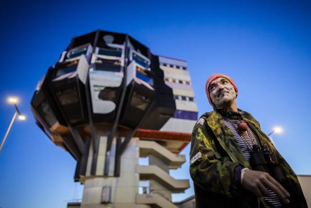 18 October 2025, Berlin: The participant "Schnu" stands in front of the Berlin "Bierpinsel" after the occupation was broken up by the police. A group of activists on Saturday occupied the iconic Bierpinsel tower in western Berlin, which has stood vacant for years, to protest against empty properties and property speculation in the German capital. Photo: Christoph Soeder/dpa