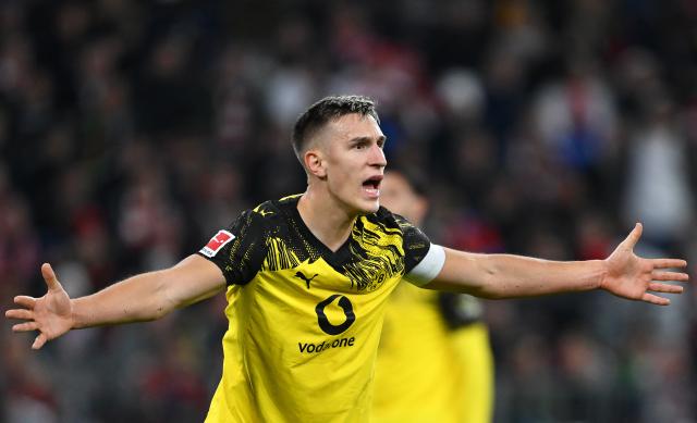 18 October 2025, Bavaria, Munich: Borussia Dortmund's Nico Schlotterbeck reacts during the German Bundesliga soccer match between Bayern Munich and Borussia Dortmund at Allianz Arena. Photo: Sven Hoppe/dpa - IMPORTANT NOTICE: DFL and DFB regulations prohibit any use of photographs as image sequences and/or quasi-video.