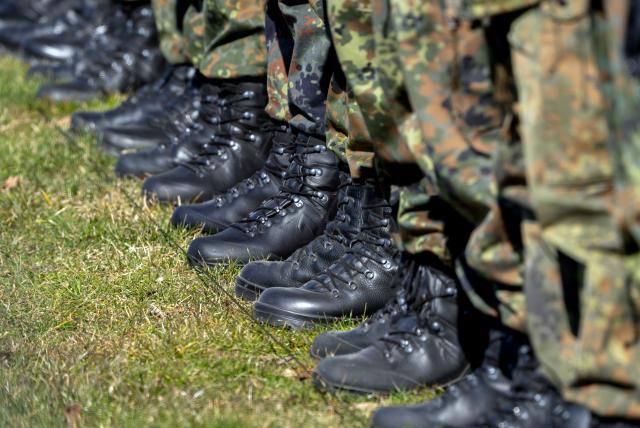 FILED - 20 March 2025, Brandenburg, Potsdam: Soldiers lined up for the handover of command of the Brandenburg State Command of the Bundeswehr in the New Lustgarten. Photo: Soeren Stache/dpa