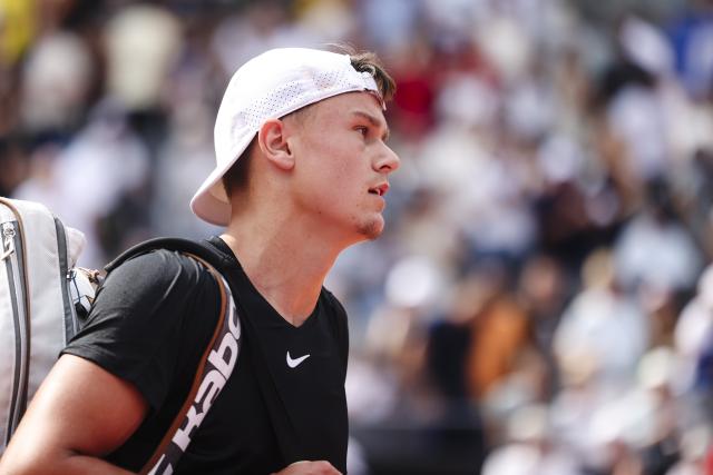FILED - 19 July 2024, Hamburg: Danish Holger Rune leaves the court injured after his quarterfinals tennis match against France's Arthur Fils. Photo: Frank Molter/dpa