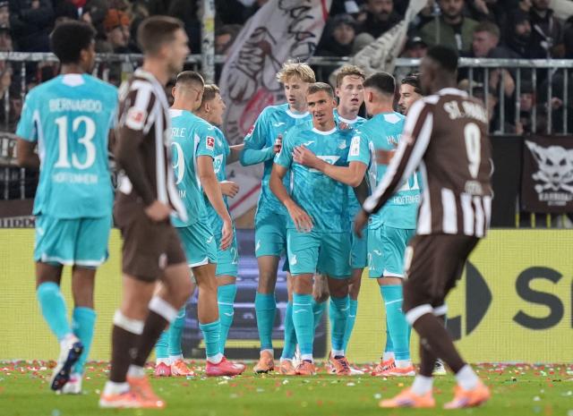 19 October 2025, Hamburg: Hoffenheim's  Grischa Proemel celebrates scoring his side's third goal with his teammates during the German Bundesliga soccer match between FC St. Pauli and TSG 1899 Hoffenheim at the Millerntor Stadium Photo: Marcus Brandt/dpa - IMPORTANT NOTICE: DFL and DFB regulations prohibit any use of photographs as image sequences and/or quasi-video.