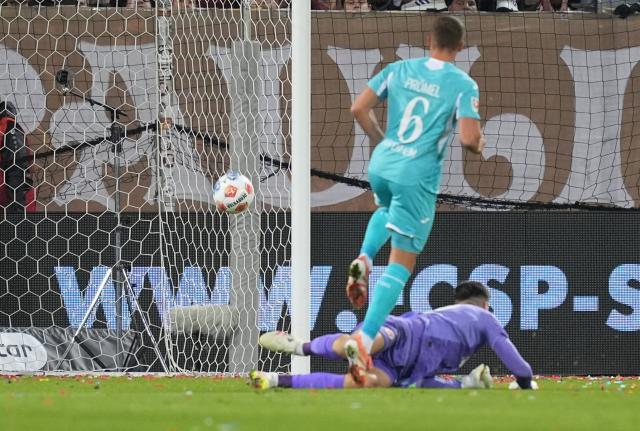 19 October 2025, Hamburg: Hoffenheim's  Grischa Proemel scores his side's third goal during the German Bundesliga soccer match between FC St. Pauli and TSG 1899 Hoffenheim at the Millerntor Stadium Photo: Marcus Brandt/dpa - IMPORTANT NOTICE: DFL and DFB regulations prohibit any use of photographs as image sequences and/or quasi-video.