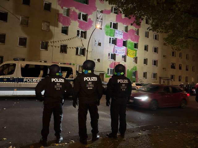 20 October 2025, Berlin: Police officers stand in front of an apartment building during a protest against the planned eviction of partially occupied houses on Habersaathstrasse. According to police, a bailiff intends to enforce several court eviction orders. The initiative "Leerstand Hab-ich-saath" declared that the eviction order was unacceptable given the rising homelessness in Berlin and the approaching winter. Photo: Sven Kaeuler/dpa