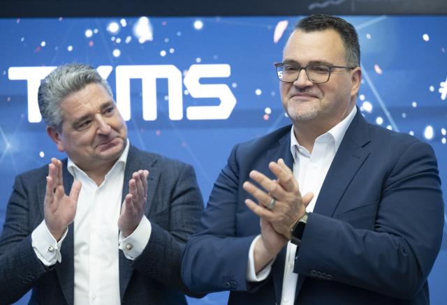20 October 2025, Hesse, Frankfurt/Main: Oliver Burkhard (R), CEO of ThyssenKrupp Marine Systems (TKMS), and Miguel Lopez, CEO of Thyssenkrupp AG, celebrate the initial listing of TKMS. Germany's largest naval shipbuilder, ThyssenKrupp Marine Systems (TKMS), will be traded on the stock exchange for the first time today. Photo: Boris Roessler/dpa