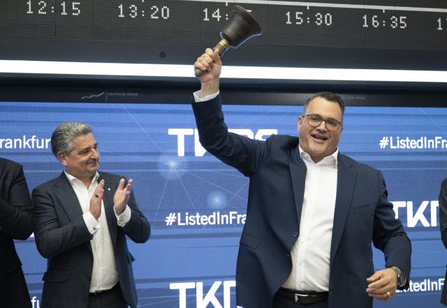 20 October 2025, Hesse, Frankfurt/Main: Oliver Burkhard (R), CEO of ThyssenKrupp Marine Systems (TKMS), and Miguel Lopez, CEO of Thyssenkrupp AG, celebrate the initial listing of TKMS. Germany's largest naval shipbuilder, ThyssenKrupp Marine Systems (TKMS), is being traded on the stock exchange for the first time today. Photo: Boris Roessler/dpa