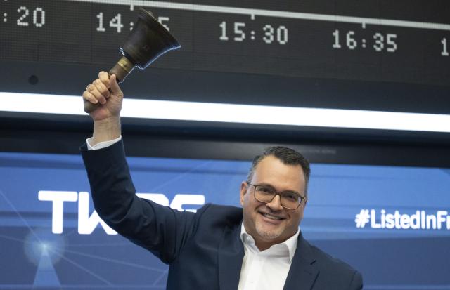 20 October 2025, Hesse, Frankfurt/Main: Oliver Burkhard, CEO of ThyssenKrupp Marine Systems (TKMS), rings the stock exchange bell. Germany's largest naval shipbuilder, ThyssenKrupp Marine Systems (TKMS), will be traded on the stock exchange for the first time today. Photo: Boris Roessler/dpa