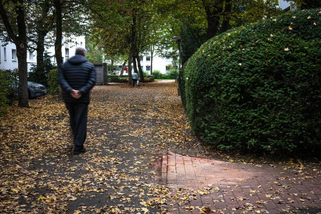 20 October 2025, Bremen: Traces of a knife attack are seen in Bremen's Obervieland district. A 30-year-old woman was killed with multiple stab wounds after a masked man attacked her and her 12-year-old son as they left their home. The woman died at the scene, and the perpetrator fled. Photo: Sina Schuldt/dpa