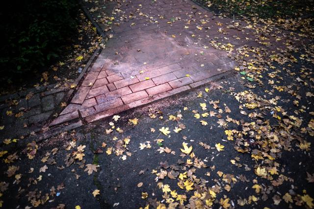 20 October 2025, Bremen: Traces of a knife attack are seen in Bremen's Obervieland district. A 30-year-old woman was killed with multiple stab wounds after a masked man attacked her and her 12-year-old son as they left their home. The woman died at the scene, and the perpetrator fled. Photo: Sina Schuldt/dpa