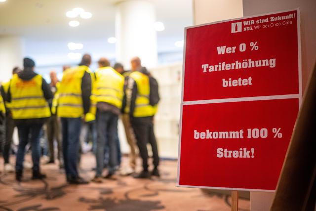 20 October 2025, Bremen: Employees of Coca-Cola take part in a warning strike in northern Germany. The Food, Beverages and Catering Union (NGG) called the strike amid stalled wage negotiations with the company. Work is set to be halted for 16 hours at four sites in Lower Saxony and Schleswig-Holstein. Photo: Sina Schuldt/dpa