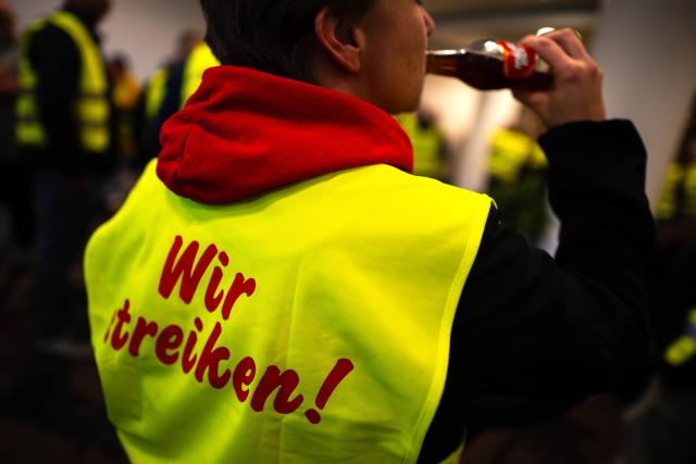 20 October 2025, Bremen: Employees of Coca-Cola take part in a warning strike in northern Germany. The Food, Beverages and Catering Union (NGG) called the strike amid stalled wage negotiations with the company. Work is set to be halted for 16 hours at four sites in Lower Saxony and Schleswig-Holstein. Photo: Sina Schuldt/dpa