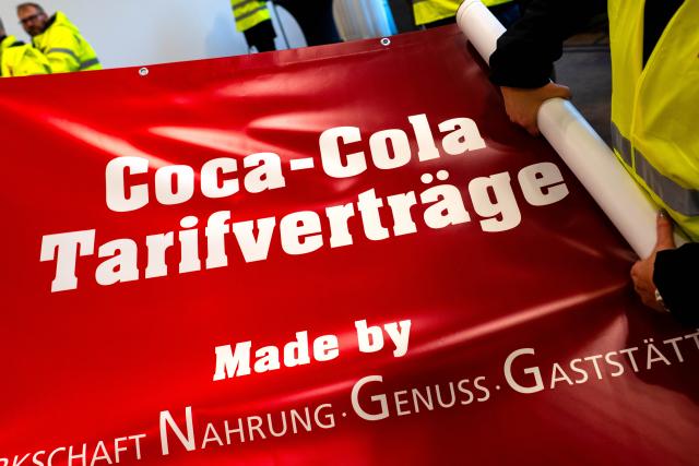 20 October 2025, Bremen: Employees of Coca-Cola take part in a warning strike in northern Germany. The Food, Beverages and Catering Union (NGG) called the strike amid stalled wage negotiations with the company. Work is set to be halted for 16 hours at four sites in Lower Saxony and Schleswig-Holstein. Photo: Sina Schuldt/dpa