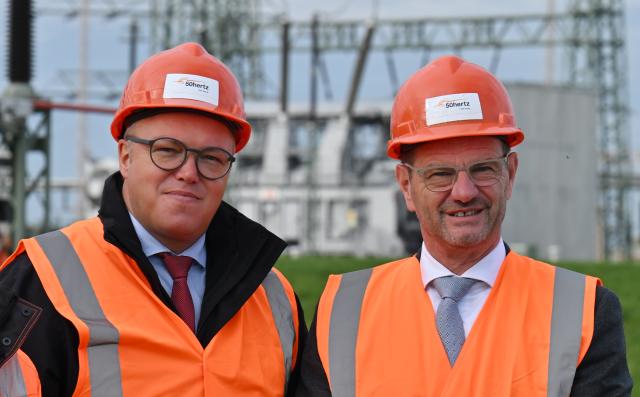 20 October 2025, Thuringia, Erfurt: Stefan Kapferer (L), CEO of 50Hertz, and Mario Voigt (R), Minister President of Thuringia, attend the ceremonial commissioning of the 380 kV Pulgar-Vieselbach overhead line grid expansion project. The new line, running through the German states of Saxony-Anhalt, Saxony, and Thuringia, replaces an older, less efficient power line. Photo: Martin Schutt/dpa
