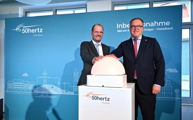 20 October 2025, Thuringia, Erfurt: Stefan Kapferer (L), CEO of 50Hertz, and Mario Voigt (R), Minister President of Thuringia, press a symbolic start button during the ceremonial commissioning of the 380 kV Pulgar-Vieselbach overhead line grid expansion project. The new line, running through the German states of Saxony-Anhalt, Saxony, and Thuringia, replaces an older, less efficient power line. Photo: Martin Schutt/dpa