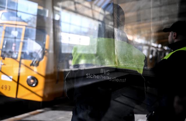 20 October 2025, Berlin: A security service employee stands during a demonstration of the security operations of the Berliner Verkehrsbetriebe (BVG) at Kottbusser Tor station. Photo: Britta Pedersen/dpa