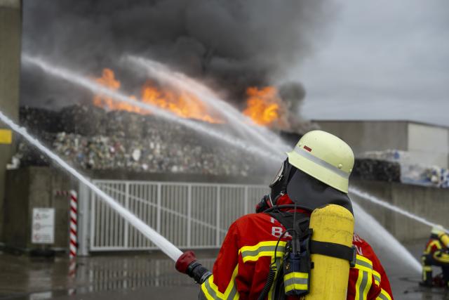 20 October 2025, Baden-Württemberg, Sontheim an der Brenz: Firefighters work to extinguish a major fire at a sorting plant in Sontheim an der Brenz (Heidenheim district). Police have closed the surrounding area to traffic. Photo: Stefan Puchner/dpa