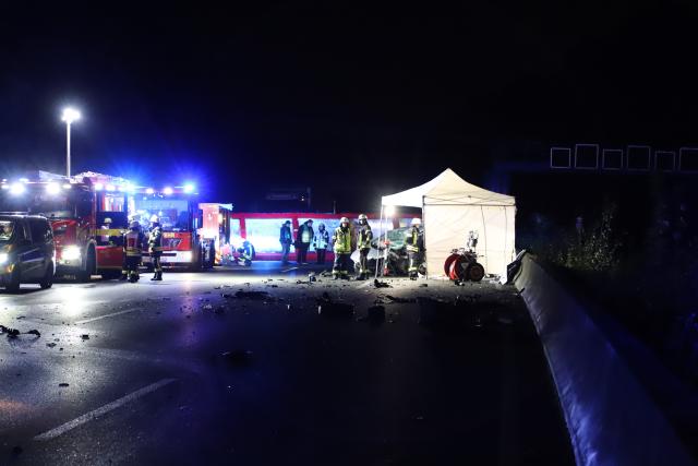 21 October 2025, North Rhine-Westphalia, Stindertal: Emergency services work at the scene of a fatal accident on the A3 caused by a wrong-way driver. Photo: Sascha Thelen/dpa