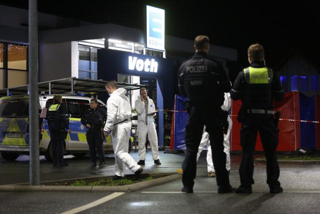 20 October 2025, North Rhine-Westphalia, Lemgo: Police officers are deployed outside a supermarket in Lippe district, where a teenager was fatally injured during an altercation. Photo: Christian Müller/dpa