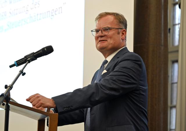 21 October 2025, Berlin: Wolfgang Schyrocki speaks at the lectern during the opening of the autumn tax estimate by the "Tax Estimates Working Group" at the Rotes Rathaus. The tax estimate serves as the basis for budget planning at the federal, state, and local levels. Photo: Elisa Schu/dpa