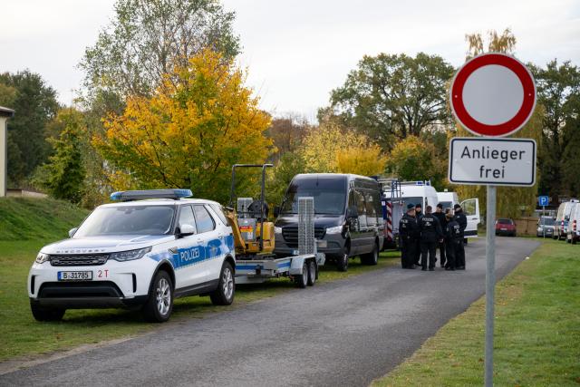 21 October 2025, Brandenburg, Tauche: Police cars are parked in a meadow in Tauche. In the case of Rebecca from Berlin-Neukölln, who has been missing for more than six years, police search a property in Brandenburg for evidence in connection with a suspected homicide. Photo: Christophe Gateau/dpa