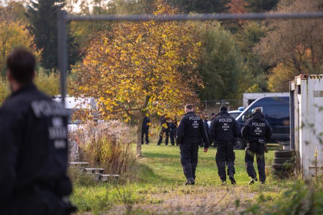 21 October 2025, Brandenburg, Tauche: Police officers stand in front of a property in Tauche. In the case of Rebecca from Berlin-Neukölln, who has been missing for more than six years, police search a property in Brandenburg for evidence in connection with a suspected homicide. Photo: Christophe Gateau/dpa
