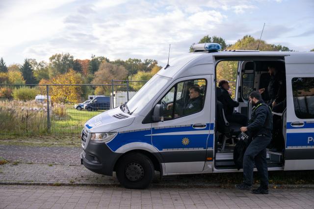 21 October 2025, Brandenburg, Tauche: Police officers stand in front of a property in Tauche. In the case of Rebecca from Berlin-Neukölln, who has been missing for more than six years, police search a property in Brandenburg for evidence in connection with a suspected homicide. Photo: Christophe Gateau/dpa