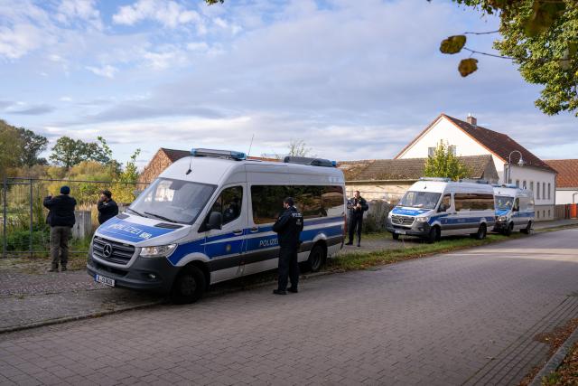 21 October 2025, Brandenburg, Tauche: Police officers stand in front of a property in Tauche. In the case of Rebecca from Berlin-Neukölln, who has been missing for more than six years, police search a property in Brandenburg for evidence in connection with a suspected homicide. Photo: Christophe Gateau/dpa