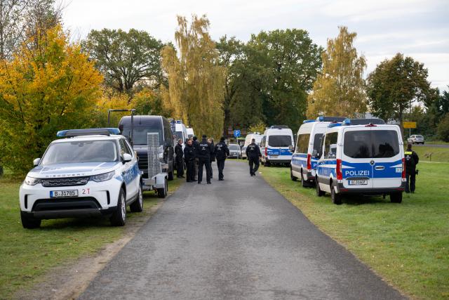 21 October 2025, Brandenburg, Tauche: Police cars are parked in a meadow in Tauche. In the case of Rebecca from Berlin-Neukoelln, who has been missing for more than six years, police search a property in Brandenburg for evidence in connection with a suspected homicide. Photo: Christophe Gateau/dpa