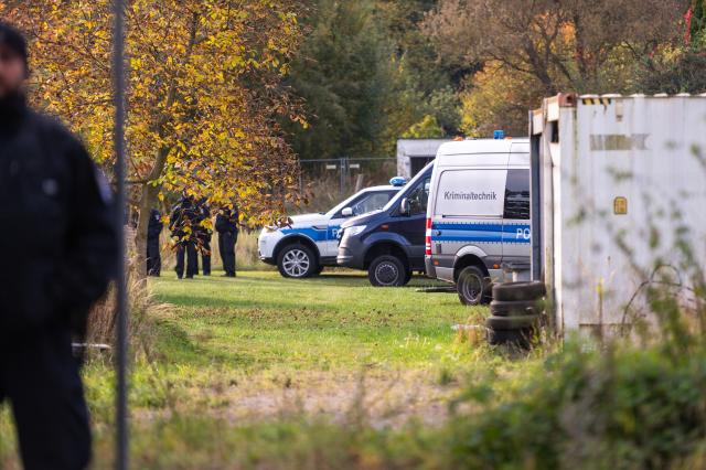 21 October 2025, Brandenburg, Tauche: Police officers stand on a property in Tauche. In the case of Rebecca from Berlin-Neukoelln, who has been missing for more than six years, police search a property in Brandenburg for evidence in connection with a suspected homicide. Photo: Christophe Gateau/dpa