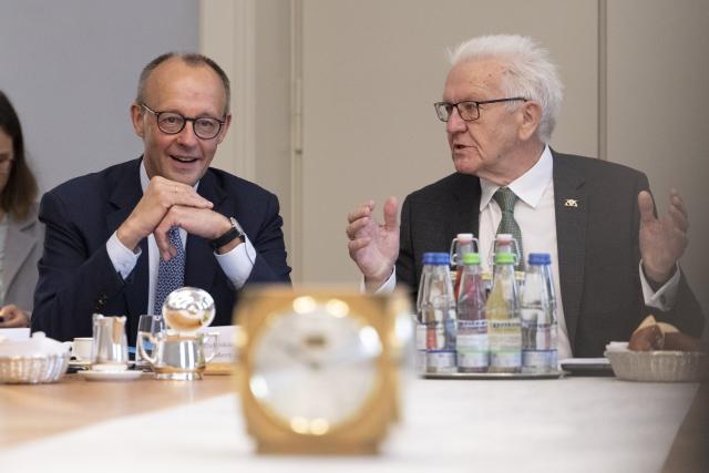 21 October 2025, Baden-Württemberg, Stuttgart: Winfried Kretschmann (R), Minister President of Baden-Wuerttemberg, and Germany's Chancellor Friedrich Merz sit in the Cabinet Room of Villa Reitzenstein, the seat of the Baden-Wuerttemberg State Ministry, during the Chancellor's inaugural visit to the state. Photo: Marijan Murat/dpa