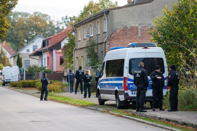 21 October 2025, Brandenburg, Tauche: Police officers stand in front of a property in Tauche. In the case of Rebecca from Berlin-Neukölln, who has been missing for more than six years, police search a property in Brandenburg for evidence in connection with a suspected homicide. Photo: Christophe Gateau/dpa