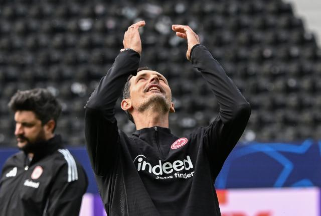21 October 2025, Hesse, Frankfurt/Main: Eintracht Frankfurt coach Dino Toppmoeller reacts during the final training session ahead of Wednesday's UEFA Champions League soccer match against Liverpool FC. Photo: Arne Dedert/dpa