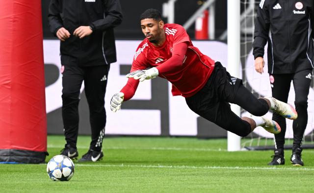 21 October 2025, Hesse, Frankfurt/Main: Eintracht Frankfurt goalkeeper Kaua Santos dives for the ball during the final training session ahead of Wednesday's UEFA Champions League soccer match against Liverpool FC. Photo: Arne Dedert/dpa