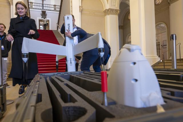 21 October 2025, Bavaria, Munich: Employees of the defense company STARK set up a "One-Way-Effector Vertical "Virtus" drone in the Bavarian state parliament. STARK was invited by the Christian Social Union in Bavaria (CSU) parliamentary group to the parliamentary group meeting to discuss current defense policy issues. Photo: Peter Kneffel/dpa