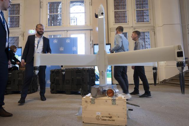 21 October 2025, Bavaria, Munich: Employees of the defense company STARK set up a "One-Way-Effector Vertical "Virtus" drone in the Bavarian state parliament. STARK was invited by the Christian Social Union in Bavaria (CSU) parliamentary group to the parliamentary group meeting to discuss current defense policy issues. Photo: Peter Kneffel/dpa