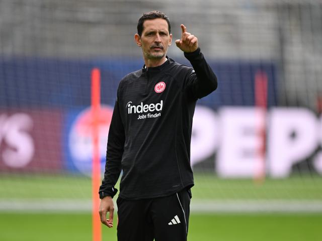 21 October 2025, Hesse, Frankfurt/Main: Eintracht Frankfurt coach Dino Toppmoeller counts the players during the final training session ahead of Wednesday's UEFA Champions League soccer match against Liverpool FC. Photo: Arne Dedert/dpa