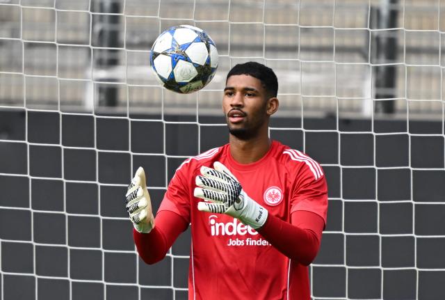 21 October 2025, Hesse, Frankfurt/Main: Eintracht Frankfurt goalkeeper Kaua Santos catches the ball during the final training session ahead of Wednesday's UEFA Champions League soccer match against Liverpool FC. Photo: Arne Dedert/dpa