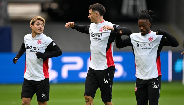 21 October 2025, Hesse, Frankfurt/Main: (L-R) Eintracht Frankfurt's Ritsu Doan, Robin Koch and Elye Wahi warm up during the final training session ahead of Wednesday's UEFA Champions League soccer match against Liverpool FC. Photo: Arne Dedert/dpa