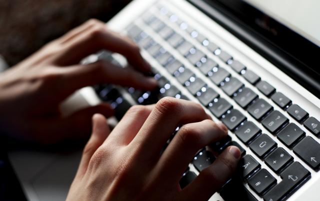 FILED - 05 March 2011, Bavaria, Wuerzburg: A person types on a keyboard. German teacher investigated for fake sex video using AI Photo: Karl-Josef Hildenbrand/dpa