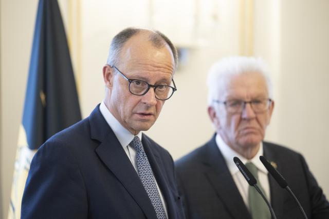 21 October 2025, Baden-Württemberg, Stuttgart: Winfried Kretschmann (R), Minister President of Baden-Wuerttemberg, and Germany's Chancellor Friedrich Merz deliver a press statement at Villa Reitzenstein, the seat of the Baden-Wuerttemberg State Ministry, during the Chancellor's inaugural visit to the state. Photo: Marijan Murat/dpa