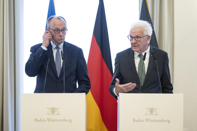 21 October 2025, Baden-Württemberg, Stuttgart: Winfried Kretschmann (R), Minister President of Baden-Wuerttemberg, and Germany's Chancellor Friedrich Merz deliver a press statement at Villa Reitzenstein, the seat of the Baden-Wuerttemberg State Ministry, during the Chancellor's inaugural visit to the state. Photo: Marijan Murat/dpa