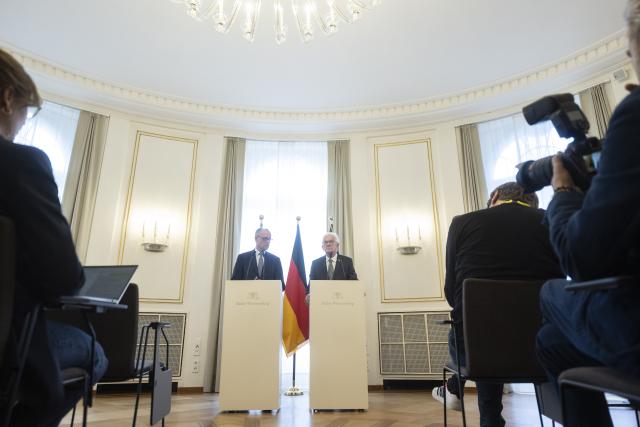 21 October 2025, Baden-Württemberg, Stuttgart: Winfried Kretschmann (R), Minister President of Baden-Wuerttemberg, and Germany's Chancellor Friedrich Merz deliver a press statement at Villa Reitzenstein, the seat of the Baden-Wuerttemberg State Ministry, during the Chancellor's inaugural visit to the state. Photo: Marijan Murat/dpa