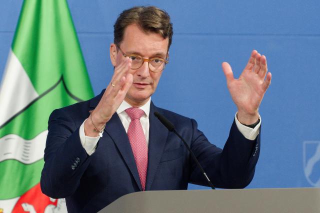 FILED - 21 October 2025, North Rhine-Westphalia, Duesseldorf: Hendrik Wuest, Minister President of North Rhine-Westphalia stands on the podium at a press conference with Mona Neubaur, Minister of Economic Affairs of North Rhine-Westphalia, on the state's investment program. Photo: Henning Kaiser/dpa